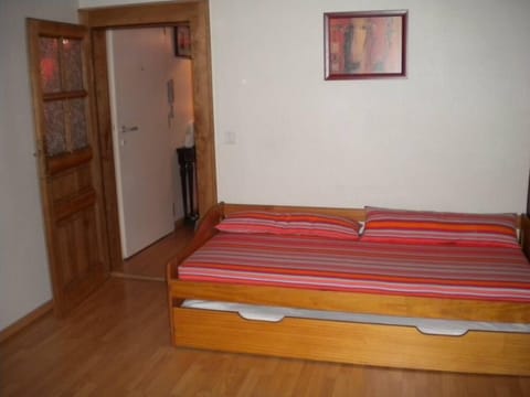 2 bedrooms, iron/ironing board, bed sheets