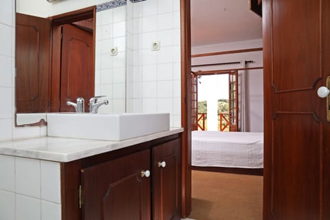 Combined shower/tub, hair dryer, bidet, towels