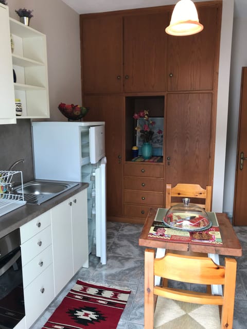 Fridge, oven, stovetop, coffee/tea maker