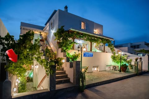 The beautiful exterior of our building.
Your Entrance with a few steps down.