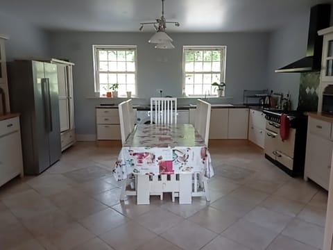 Kitchen,
Table and 6 Chairs, American FF, Range cooker, D/W, W/M , 1.5 Sink