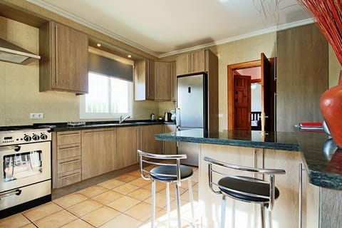 Kitchen/ Breakfast Bar