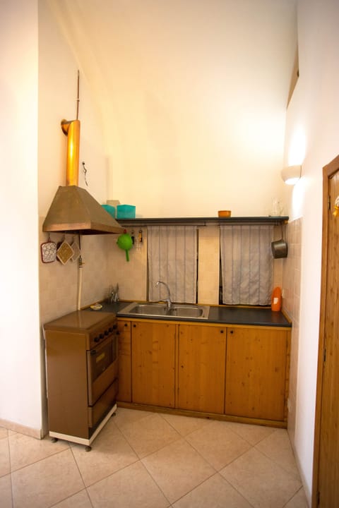 Fridge, oven, stovetop, coffee/tea maker