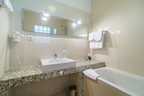 Combined shower/tub, hair dryer, bidet, towels