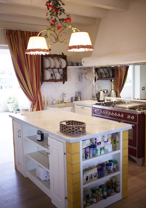 the full equipped kitchen