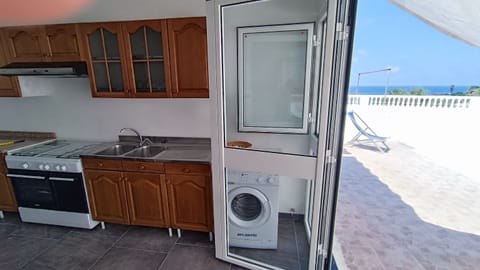 Fridge, oven, stovetop, coffee/tea maker