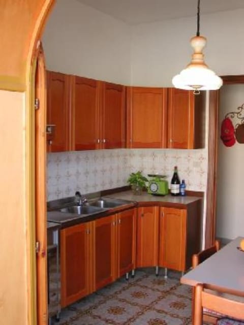 Fridge, oven, stovetop, coffee/tea maker