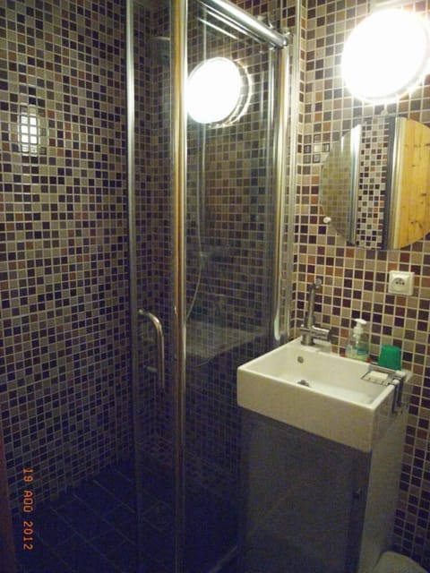 Combined shower/tub, hair dryer