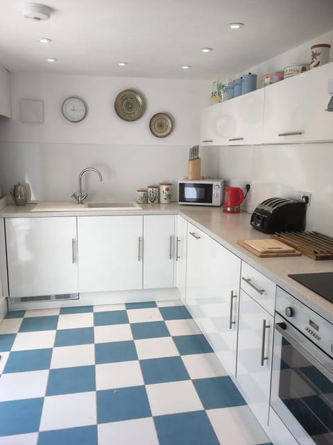 Kitchen with dish washer, tumble dryer, washing machine etc