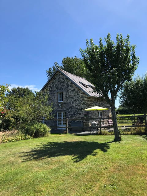 La Baguette with fenced garden -ideal for four legged friends!