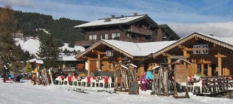 QG bar/restaurant, next door to Le Grizzli