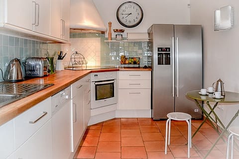 Fully equipped kitchen with induction cooker, American fridge freezer with ice maker, Nescafe Dolce Gusto.