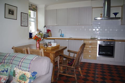 Kitchen table - seats 5