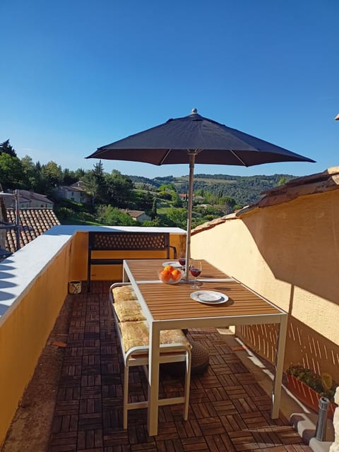 All day sun. Private balcony.