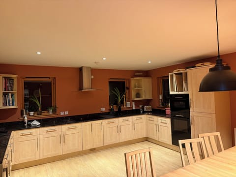 Qtz worktop, lge induction hob, double oven/micro; warming drawer, fridge frzer