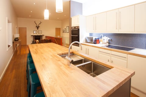 Enjoy cooking with friends and family in the well-eqipped kitchen.
