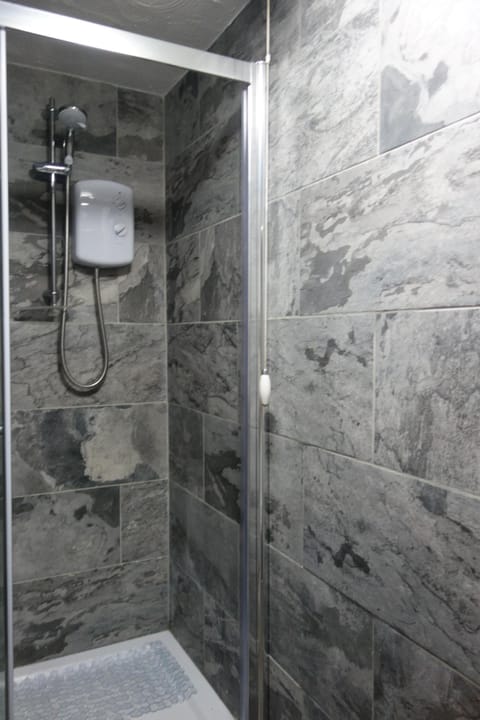 Combined shower/tub, towels