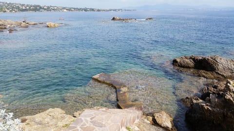 Beach nearby, sun loungers, beach towels