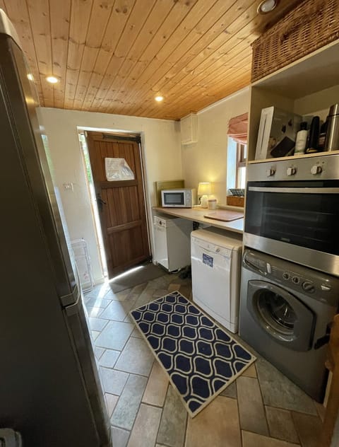 Utility with dishwasher , fridge freezer , electric oven and washing machine .