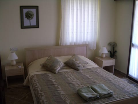 3 bedrooms, in-room safe, iron/ironing board, free WiFi