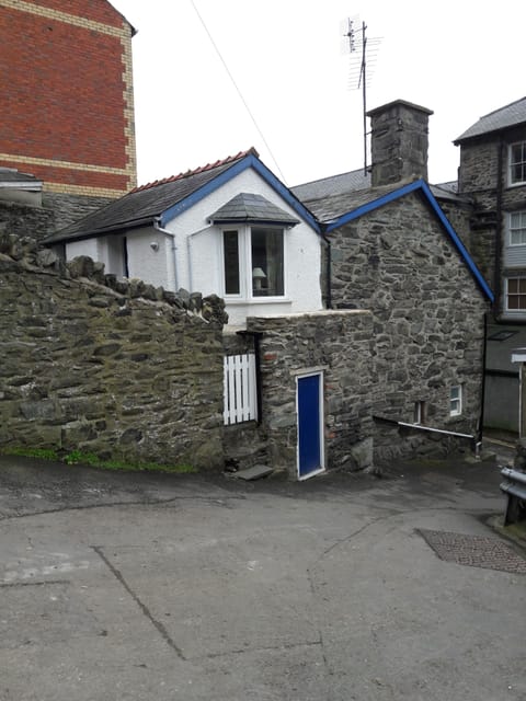 View of side of house showin rear annexe and gate to patio area (and back door)