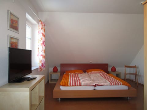 3 bedrooms, iron/ironing board, free WiFi, wheelchair access