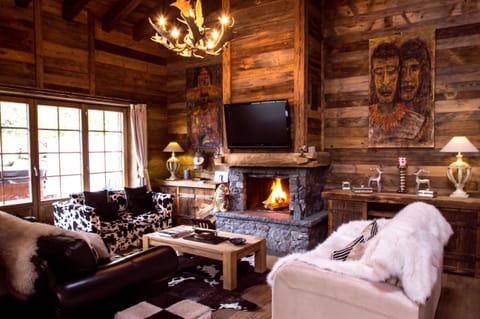 Spacious sitting room with wonderful log fire