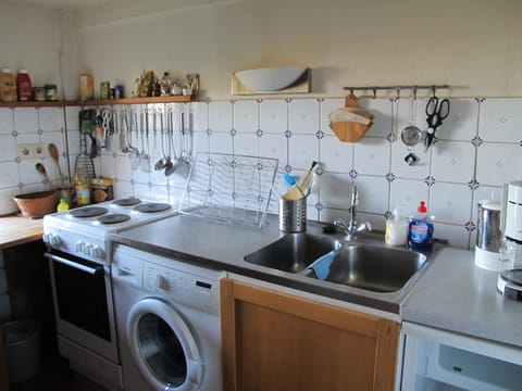 Fridge, oven, stovetop, coffee/tea maker