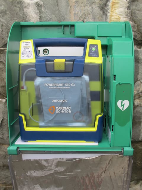 A small medicine chest and a defibrillator are available in case of emergency.