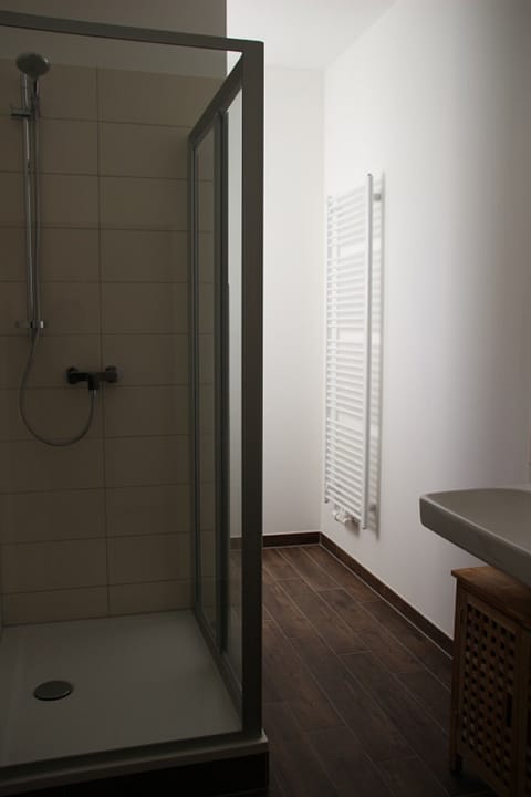 Combined shower/tub, hair dryer, towels