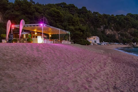 Beach nearby, sun loungers