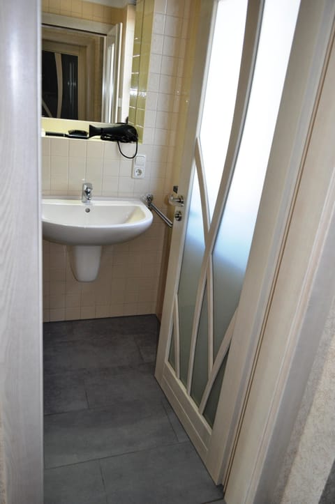 Combined shower/tub, hair dryer, toilet paper