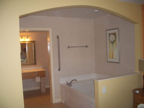 Combined shower/tub, jetted tub, hair dryer, towels