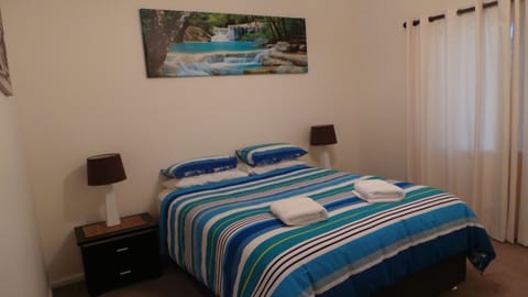 3 bedrooms, iron/ironing board, internet, bed sheets