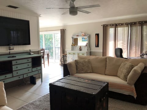 New Listing*** Island Condo - 2 Bed, 2 Bath Remodeled Beauty! Apartment in Fort Pierce