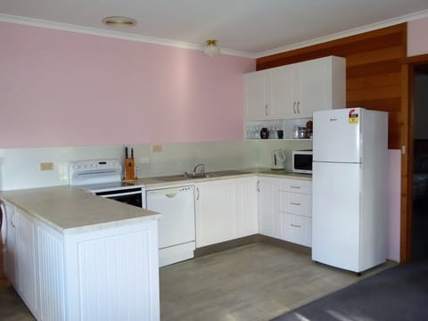 Private kitchen | Fridge, microwave, oven, dishwasher