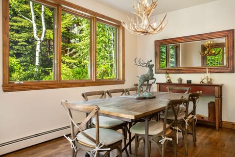 Formal dining for 6 to 8