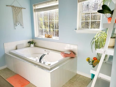 Combined shower/tub, jetted tub, hair dryer, towels