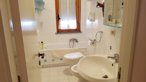 Combined shower/tub, hair dryer, bidet, towels