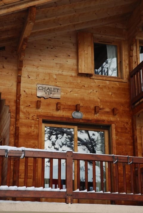 Chalet Vif - Balcony and sign