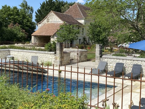 Piscine en faïence avec abris coulissant pour une eau très chaude,  avec spa 