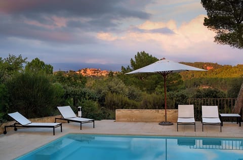 View from the pool on the village of Roussillon