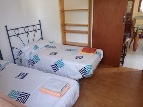 5 bedrooms, bed sheets
