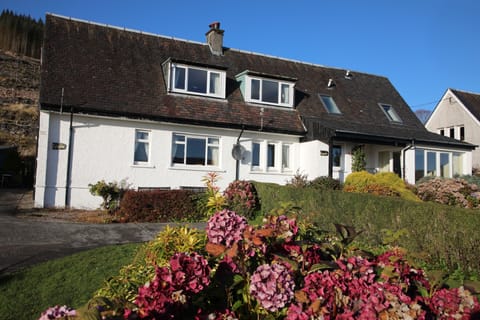 Lochview Cottage (right) and Lochside Cottage (left).