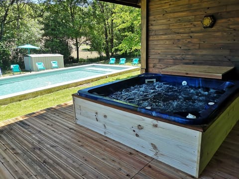 Outdoor spa tub