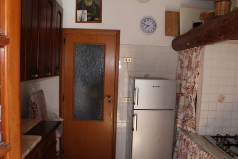 Fridge, oven, stovetop, coffee/tea maker