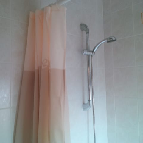 Combined shower/tub, hair dryer, towels