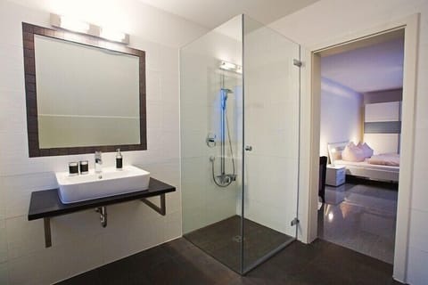 Bathroom | Combined shower/tub, hair dryer, towels, soap