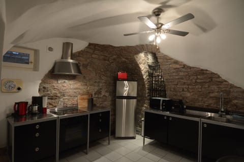 Private kitchen | Fridge, microwave, oven, stovetop