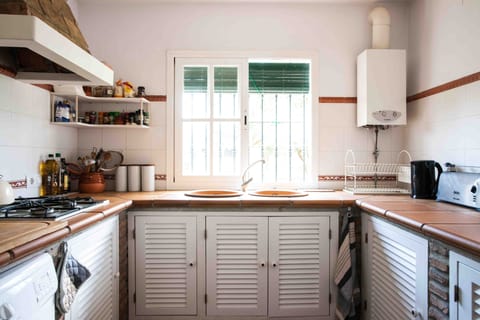 Fridge, oven, stovetop, coffee/tea maker